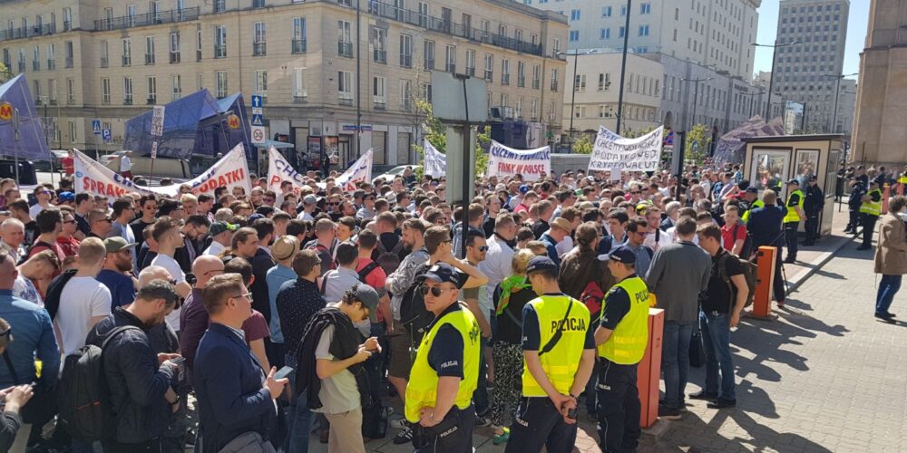 Nie trzeba płacić PCC – miłośnicy kryptowalut protestowali przed MF