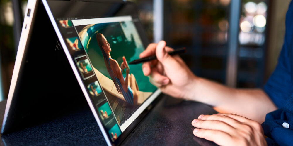 Laptop z dotykowym ekranem. 5 powodów, dlaczego warto go mieć
