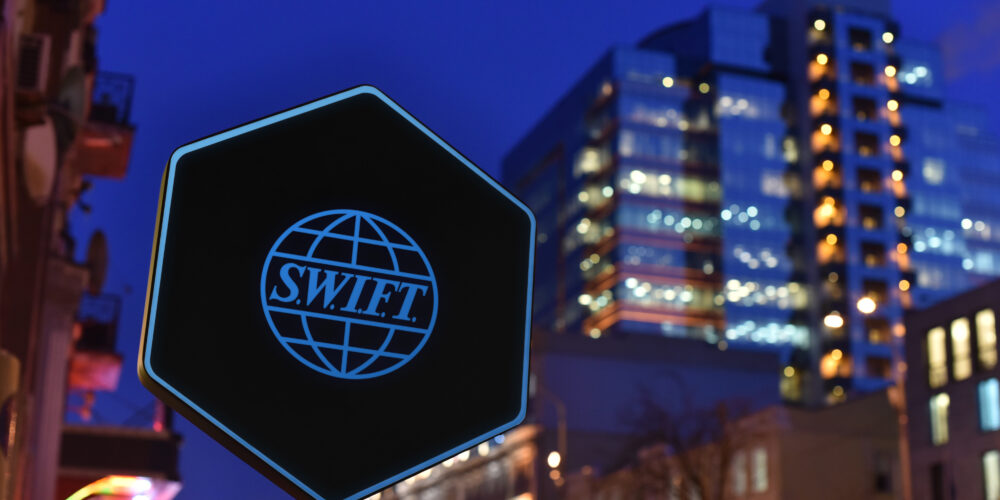 Chiny tworzą blockchainową alternatywę do SWIFT. Podsumowanie tygodnia #454