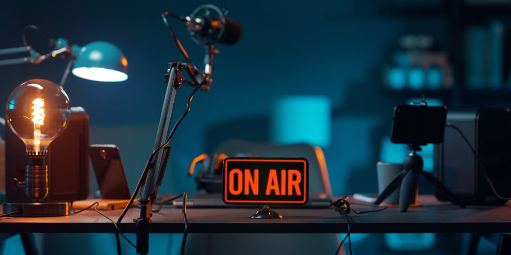 Sztuczna inteligencja ma swoją audycję radiową i może legalnie wspierać studentów. Podsumowanie tygodnia #460