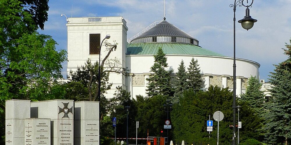 Ustawa o kryptowalutach w Sejmie. Kraje wrogie USA chcą rozwijać AI. Podsumowanie tygodnia #583